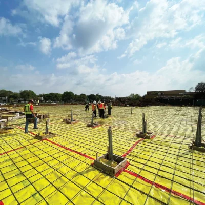 Instalación de barrera de vapor TEGO® WRAP 15-MIL en obra de construcción