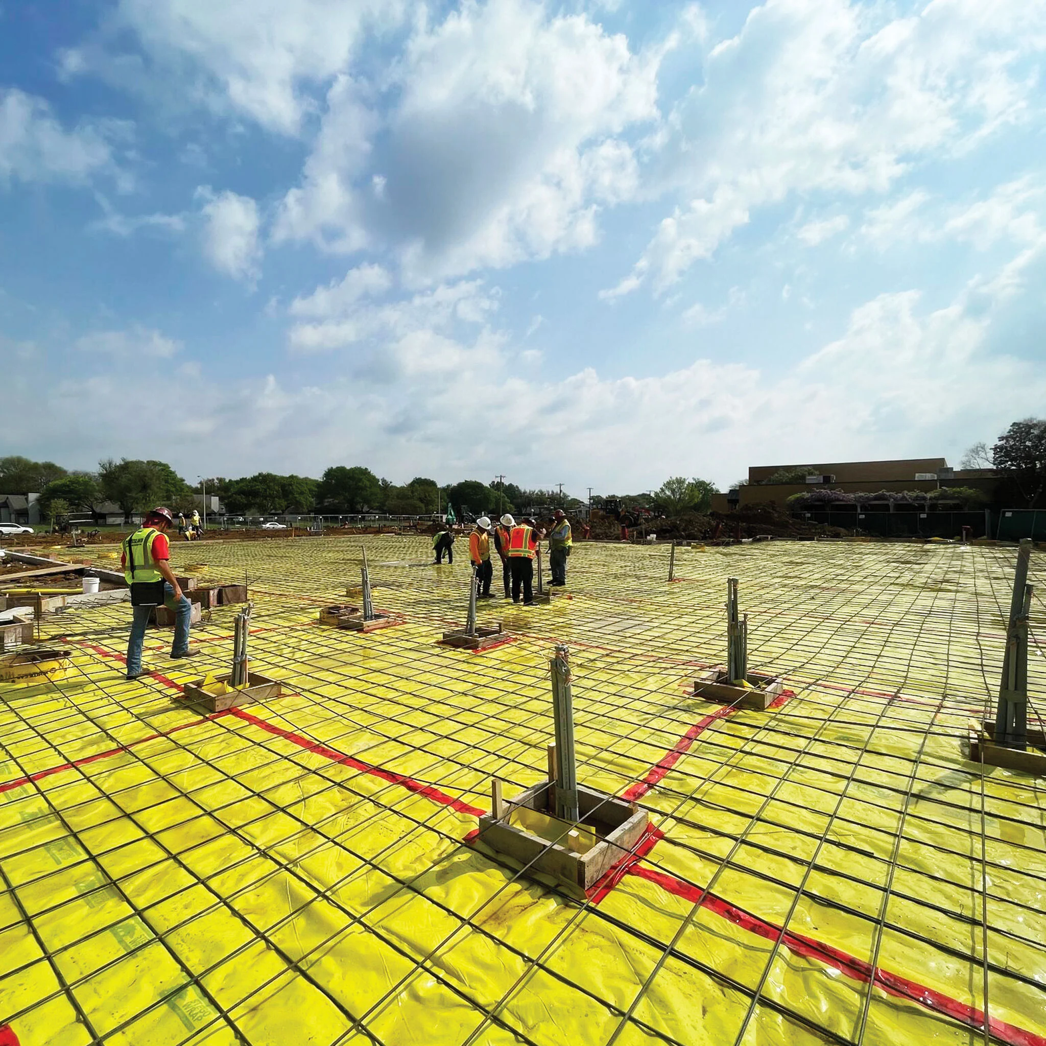 Instalación de barrera de vapor TEGO® WRAP 15-MIL en obra de construcción