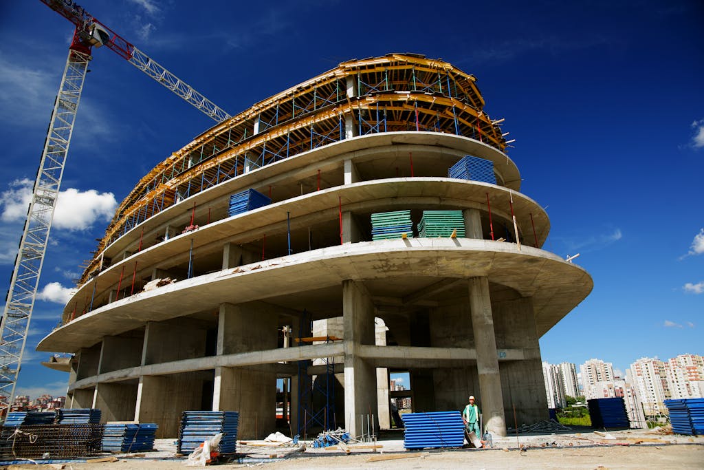 “Materiales de construcción de alta calidad de Durable Concrete Solutions (DCS) usados en la construcción de edificios modernos.”