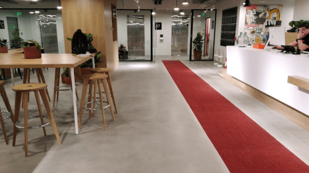 Superficie autonivelante instalada en oficinas CONTRACT WORKPLACES, Las Condes 1.000 m².